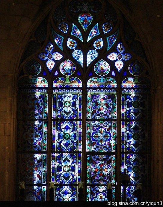 动人心魄的巴塞罗那教堂彩窗艺术
