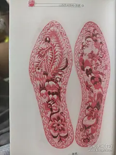 散页美术资料（印刷品）———民间刺绣图案——-鱼戏莲花，鱼戏莲，鱼儿戏莲，龙凤，龙飞凤舞，老鼠吃葡萄，喜鹊登梅，花卉纹，花开富贵，福禄同春，凤凰穿牡丹，比翼双飞，鸳鸯戏水，婚礼【鞋垫】，枕头顶，绣片2160