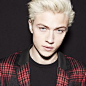 【Lucky Blue Smith】