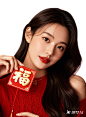 模特女-红色衣服-红色背景-亚洲面孔-光感--半身照-头微微扬起，手里拿福字-(1)
