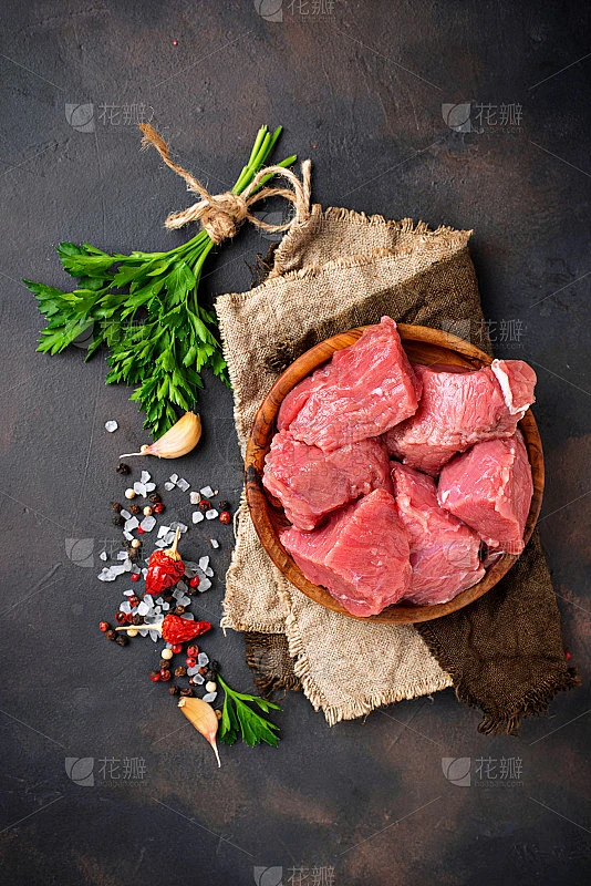 生剁碎的肉和香料在生锈的背景素材-花瓣网