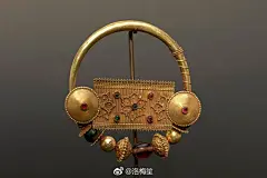 一组19世纪的印度鼻环,对印度的金器工艺我是服气的.. ​​​​