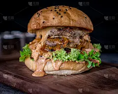 美味的双层牛肉汉堡配手工小面包