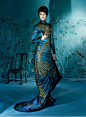这款华丽的孔雀刺绣礼服由怪才设计师麦昆于2006年创作，高领长袖合体的剪裁有旗袍的样式。
