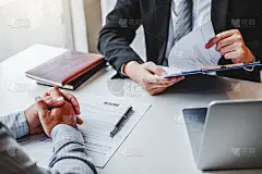 人力资源高级经理在一次工作面试中阅读简历员工年轻男子会见申请人和招聘