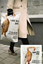 来自布鲁塞尔的动物保护组织GAIA设计了这款纸袋，上面写着剥开鹅的胸膛，不过不要是真鹅。
