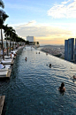 200米高空。新加坡滨海湾金沙酒店顶层的露天泳池