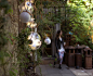 这个可不是很是吊灯哦，但这是吊灯与盆栽两种不同的事物的结合，总部设在加拿大温哥华的创意品牌Bocci，将现代设计手法与自然盆栽联系在一起，透明的玻璃球内同放入了灯饰和花盆。