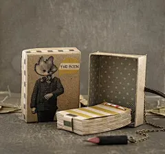 [用纸饰述说一个来自天空的故事 - 创意画报|创意生活,手工制作 ..] Emily 自学纸饰制作，她同时创作插画；她将普通纸、硬纸板等巧妙组合粘在一起，带着强烈的个人风格，她的插画一样，不仅色调和波卡圆点等元素的运用上一致，连画面和纸饰造型都偏向暗系童话风。via：天工之城