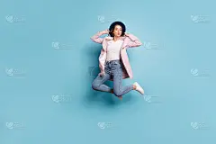 全尺寸照片可爱迷人的女孩潮人跳送飞吻她的男朋友有约会孤立的蓝色背景