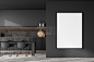 极简主义深灰色厨房与框架模型在墙上照片摄影图片
