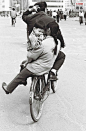 1993年黑龙江齐齐哈尔。一家三口共骑一辆车。19世纪末期自行车是作为献给朝廷的礼品而进入中国的。
