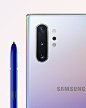 从后方看到的莫奈彩 Galaxy Note10+ 5G，后置三摄的特写，旁边是蓝色S Pen