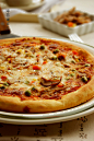 [告别Pizza店,自制性价比超高的Pizza] 自己在家做比萨的好处：可以按自己口味；料足；省银子。如此高的性价比，那就别犹豫啦！！面团 ：高筋面粉120g，低筋面粉30g，温水90g，干酵母1/2小勺，橄榄油1大勺。馅料 ：比萨酱适量，素火腿，玉米青豆胡萝卜粒适量。马苏里拉奶酪适量（刨丝），黑胡椒碎适量。做法：1.面粉加酵母水揉团。2.加入橄榄油，揉成光滑的面团，醒发2倍大。3.准备馅料。4.奶酪刨丝 5.将面团摆入抹油的比萨盘中，用手推成边缘稍厚的形状。6.用叉子扎一些......