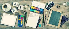 艺术工作模型。办公用品，数码平板电脑，老式相机