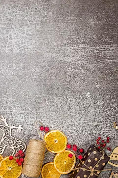圣诞作文与礼物，木制配件和装饰在灰色的背景。