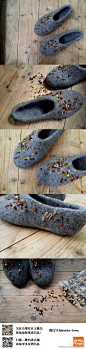 羊毛毡鞋其实不止可以用羊毛做表面的装饰，像这种用各式的小串珠做的装饰是不是也很有特色~【感谢原作者，图片源自网络~侵删歉】#DIY分享# #羊毛毡#