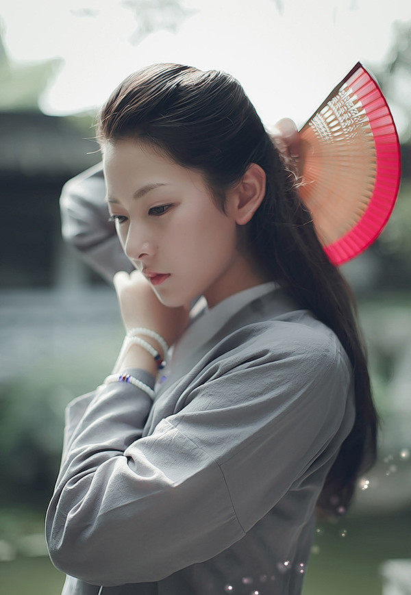  凉飚轻散余霞绮。疏星冷浸明河水。欹枕画...