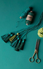 Grüne Garnquasten / DIY tutorial for greenery yarn tassels made from linen twine hunter-green, pistachio and emerald green | GARN & MEHR