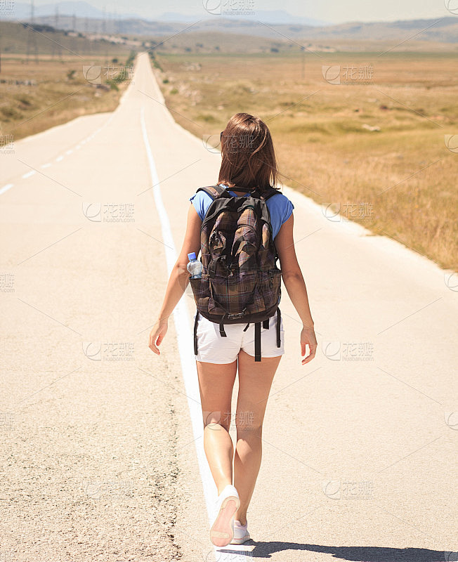 女背包客走在路上