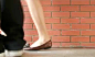 【Women's Shoes 女人的鞋子】这是一个相当有意思的自拍视频作品，基本上只用女人的腿和鞋子就拍出了整个女人的一生，很细腻，意境表达不错，很富有创意，用长镜头表现出人、事、时间的转变，看完这个都很有感触…http://t.cn/zY3I1MO