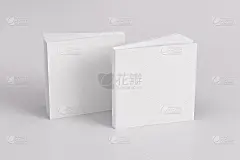 两个软封面或平装方形白色模型书站在白色的背景。空白封面和封底。