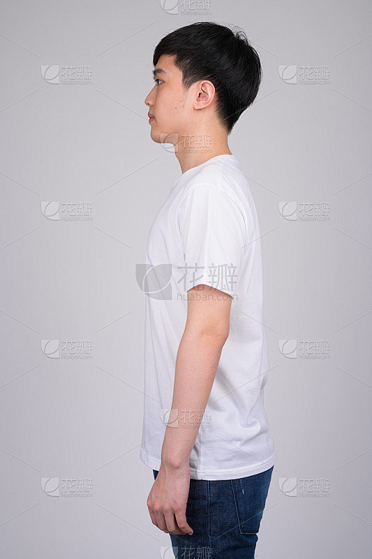 侧面的年轻亚洲男子站