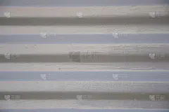 金属纹理背景与水平线条，工业门特写，金属花纹一门，白色金属喷漆