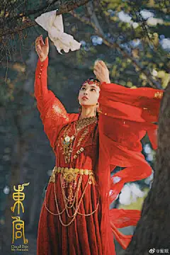 #超适合做壁纸的剧照#
电视剧《东宫》啊！！
随便一张都可以做壁纸，绝美！！
一只狐狸啊，它坐在沙丘上
坐在沙丘上瞧着月亮…… ​​​​