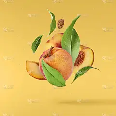 在黄色的背景下, 在绿色的叶子上飞行新鲜成熟的桃子。食品悬浮概念, 高分辨率图像