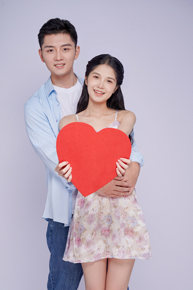 粉蓝爱心唯美男女情侣精修摄影图片