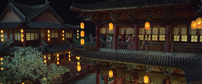 ｛雨中灯市欲眠，原已萧萧数年。盘铃声清脆...