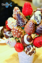 [@Napoleon拿破仑巧克力吧] 这里是巧克力的世界，这里有烂泥蛋糕，棒棒巧克力，巧克力冰激凌，马卡龙，还有传说中的。。。草莓巧克力花束！！！这神奇的草莓巧克力花束据说这是13年最具诱惑力的白色情人节礼物，HOHO～比花漂亮多了，美丽的外表下藏着的诱人的口感，草莓的酸甜水果味正好中和了巧克力的甜腻，入口外层甜脆的巧克力外衣，当中酸酸甜甜的新鲜草莓，这满口的幸福感妹子们都抵挡的住吗？浦东新区陆家嘴西路168号正大广场B2楼021-32567078