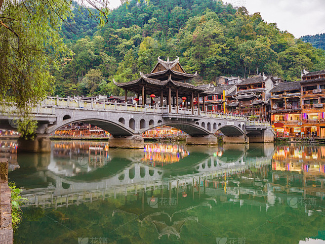 凤凰古城桥与凤凰古城景观