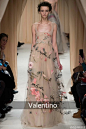 Haute Couture Spring 2015 Paris.高级定制是时装的最顶级工艺,让人们对于衣装的一切梦幻想象变成现实。写满爱情诗篇的Valentino