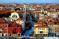 威尼斯曾经是威尼斯共和国的中心，被称作“亚得里亚海明珠”，十字军进行十字军东征时也曾在这里集结，而且也是13世纪至17世纪末一个非常重要的商业艺术重镇，堪称世界最浪漫的城市之一。 威尼斯市区涵盖意大利东北部亚得里亚海沿岸的威尼斯潟湖的118个岛屿和邻近一个半岛，更有177条水道纵横交叉。