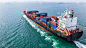 鸟瞰集装箱货轮的航行，集装箱货轮的进出口以及国际集装箱货轮在公海上的业务物流和运输。