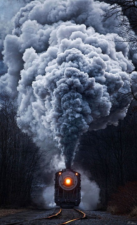 强大的火车通过美丽的风景：“我家所在的地...