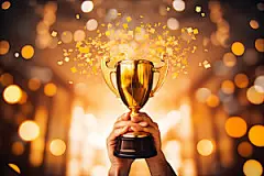 手捧奖杯表彰胜利摄影图