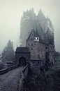 Eltz Castle, Germany。埃尔兹城堡在德国明斯特迈菲尔德小镇的一个幽静山谷里，坐落在Elzbach河上，建于公元十二至十六世纪年间，犹如一个童话故事一般，带有尖顶、塔楼、优美的线条和神秘莫测的森林背景。林立的塔尖，高大的塔楼，幽静的环境，让埃尔兹城堡仿若一位遗世独立的美人。 艾尔茨堡是德国保存最完好古堡之一，城堡距今已有800多年的历史，经过几个世纪不断的修建，且从未受到人为的破坏和战争的摧残，而形成了今天的规模，一直以来城堡都属于埃尔兹家族所有。隐秘而难以到达的埃尔兹城堡非常幸运躲过了二