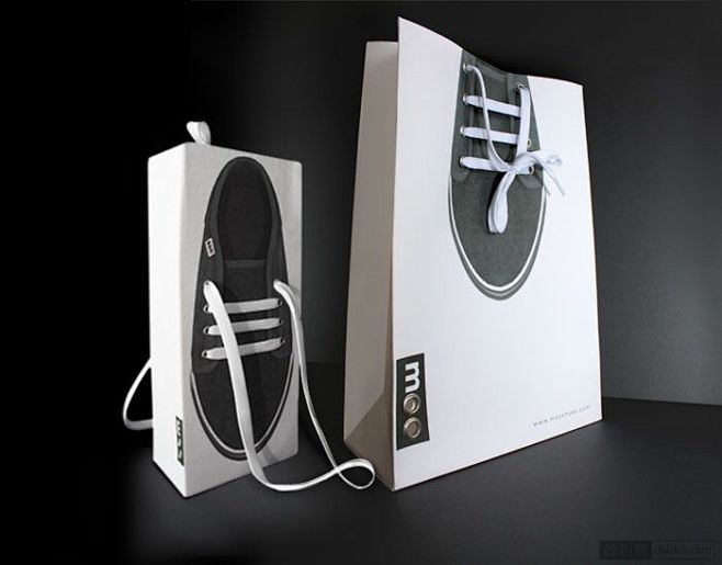 Moon鞋包装盒设计主题极为醒目，使用环...