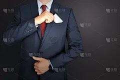  业务人取出从现代的西装口袋里的名片