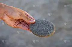 女性的手握着一块有放置文字空间的石头