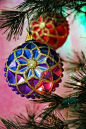 245184-christmas-tree--vintage-christmas-ornaments-in-colors-of-purple-blue-fucshia-and-red
