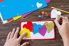 指令步骤7。贺卡与心情人节，母亲节或生日礼物。儿童艺术项目，儿童工艺品。工艺对孩子。