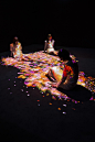 Flowers Bloom on People | teamLab / チームラボ : 这个作品,在没有人群而且一片黑暗的空间内,只要人们进去停在里面,花儿就会绽放在人们的身体上,很快往脚上发展,那个花会当其他的人一接近,就会往那个方向连接着扩展过去,
以生长在东京的花朵为主题，在1个小时内，将一年四季的花朵都完美展现出来。

花朵，会从诞生丶生长丶结出花蕾丶开花，到不久後的凋谢丶枯萎丶死亡。也就是说，花朵永远地重复着诞生和死亡。如果人凝视着花朵,则花儿们会越长越多, 同时各地绽放。但人一动,花儿们也会一