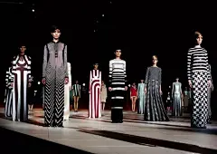 究竟什么是欧普艺术？_art : 欧普艺术盛行于1960年代，运用视觉的扭曲、错视、律动、及空间上的幻觉，亦称为视觉艺术或知觉抽象，欧普艺术也称光学艺术，幻觉艺术，纯以几何形为主，表现复杂的视觉效果。 本期时装档案，海报编编就带…