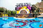 名称：SOL全国巡回阳光泳池
派对·上海首站
地点：上海西郊庄园
拍摄方：拍立享照片直播
主办方：苏尔啤酒
时间：2020年7月7日
 
这次的SOL阳光泳池派对选址在上海西郊庄园会所，也就是在这第一次举办SOL全国泳池派对巡回的首发站，打造一场持续7小时、极具墨西哥加勒比海风情的派对狂欢。
入场形式颇有仪式感。以涂鸦填色的方式在签到墙签到，签到后工作人员会给每位派对参与者发放发光手环、泳池潮人包和护照。
 
整个派对现场的区域划分也很明确，容易让人产生一种正在参加音乐节的错觉。沙滩排球区，编发彩绘区，滑