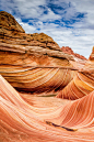 北美洲-石浪：在美国犹他州和亚利桑那州交界的狼丘(Coyote Buttes),隐藏着一个名叫The Wave的大自然砂岩雕塑艺术品。中文里Wave是波浪，波涛的意思，确切地表示了这个景观的特点，在不到200平方米的山间缝隙中，血红的砂岩如海浪翻腾，刚和柔的奇妙结合，令人叹为观止，故称为石浪。