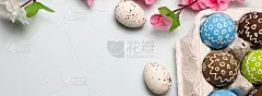画复活节彩蛋和树枝春天樱花特写在浅蓝色背景与空间祝贺，边界设计全景横幅